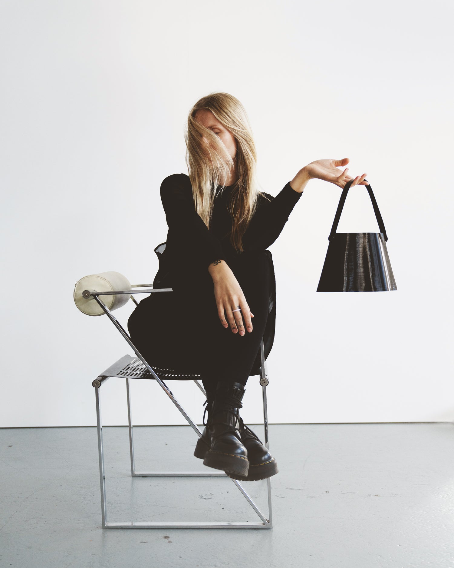 Shell Midi Bag in Charcoal, fully 3D-printed from recycled black TPU. Unique, edgy design with layered texture, combining sustainability and eco-conscious craftsmanship.