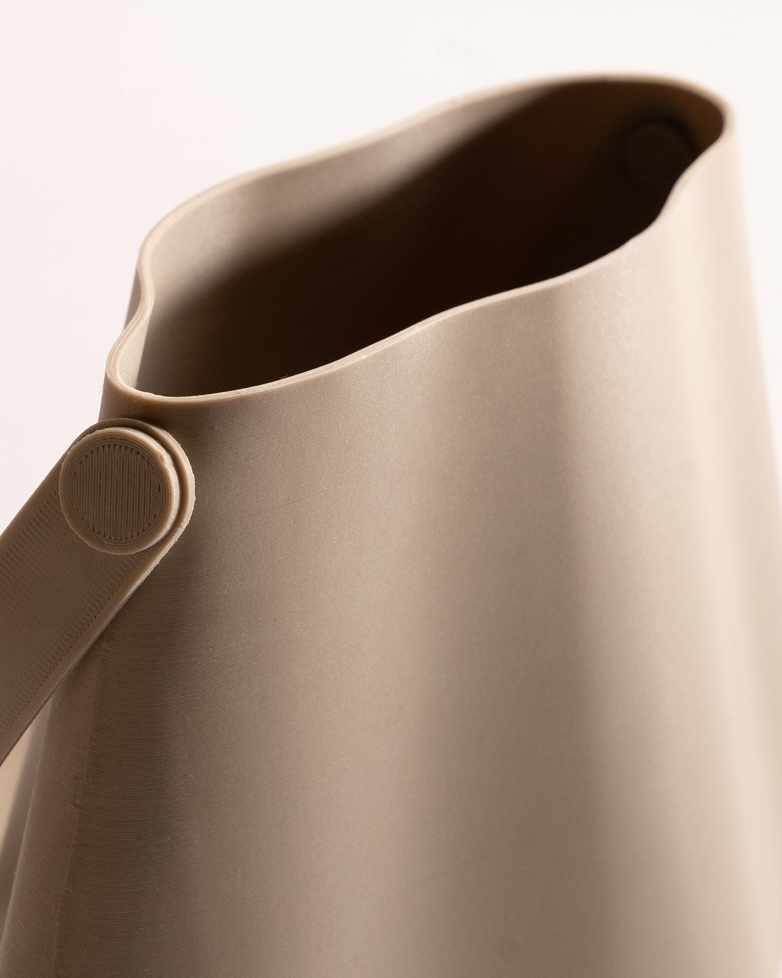 Shell Midi Bag in Oyster, fully 3D-printed from biodegradable material mixed with oyster powder. Unique layered design with a nude colour and matte finish, combining sustainability and eco-conscious craftsmanship.