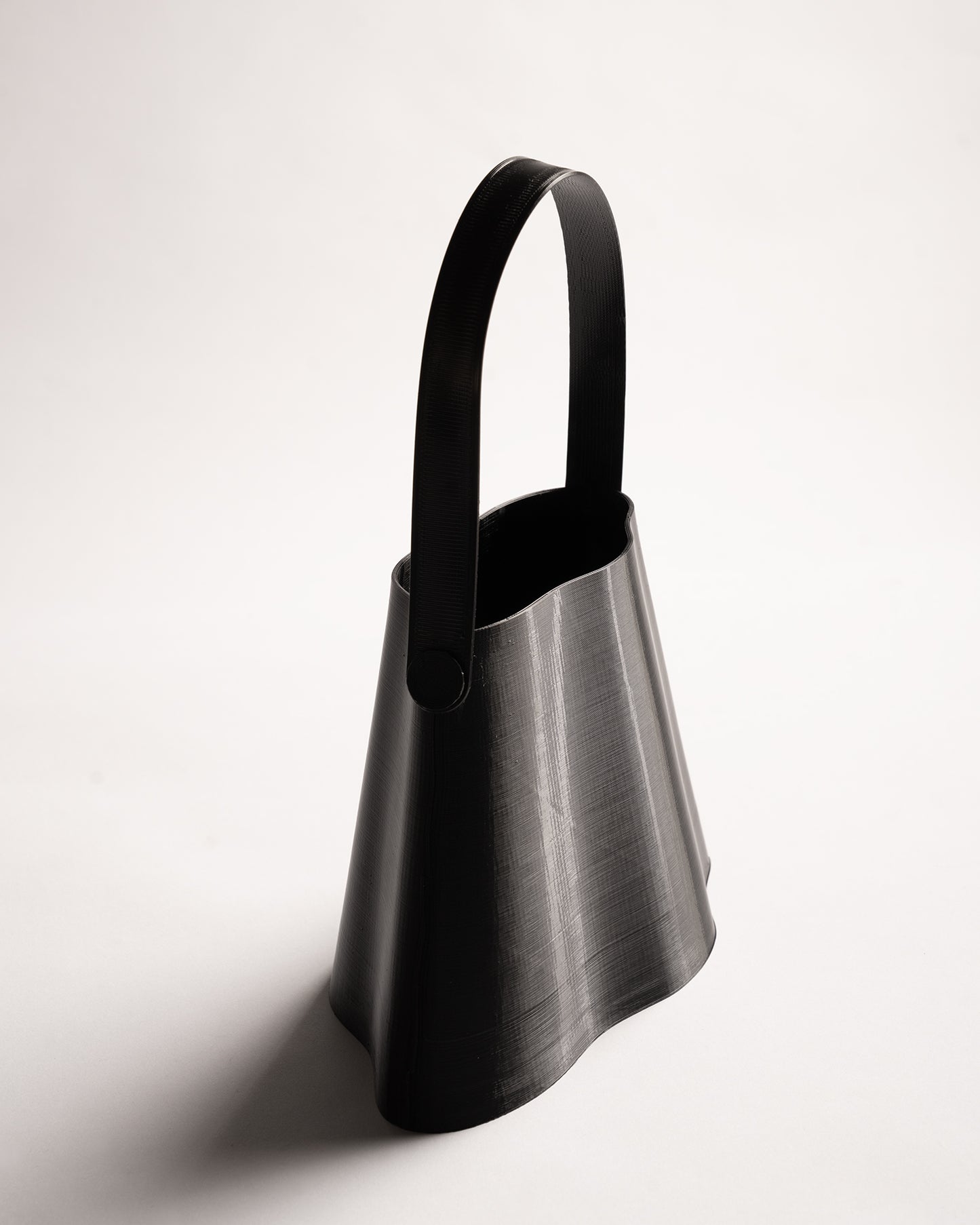 Shell Midi Bag in Charcoal, fully 3D-printed from recycled black TPU. Unique, edgy design with layered texture, combining sustainability and eco-conscious craftsmanship.