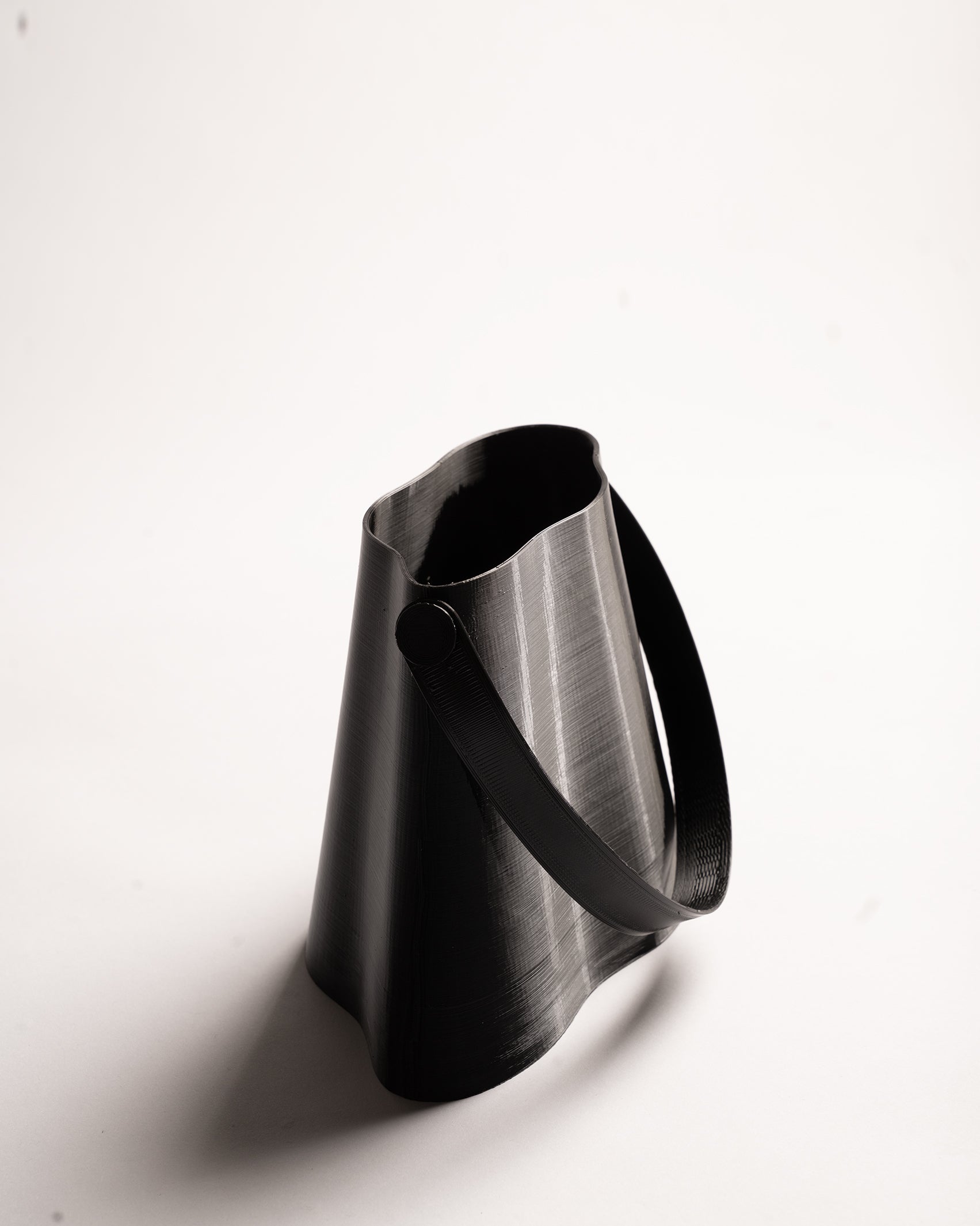 Shell Midi Bag in Charcoal, fully 3D-printed from recycled black TPU. Unique, edgy design with layered texture, combining sustainability and eco-conscious craftsmanship.