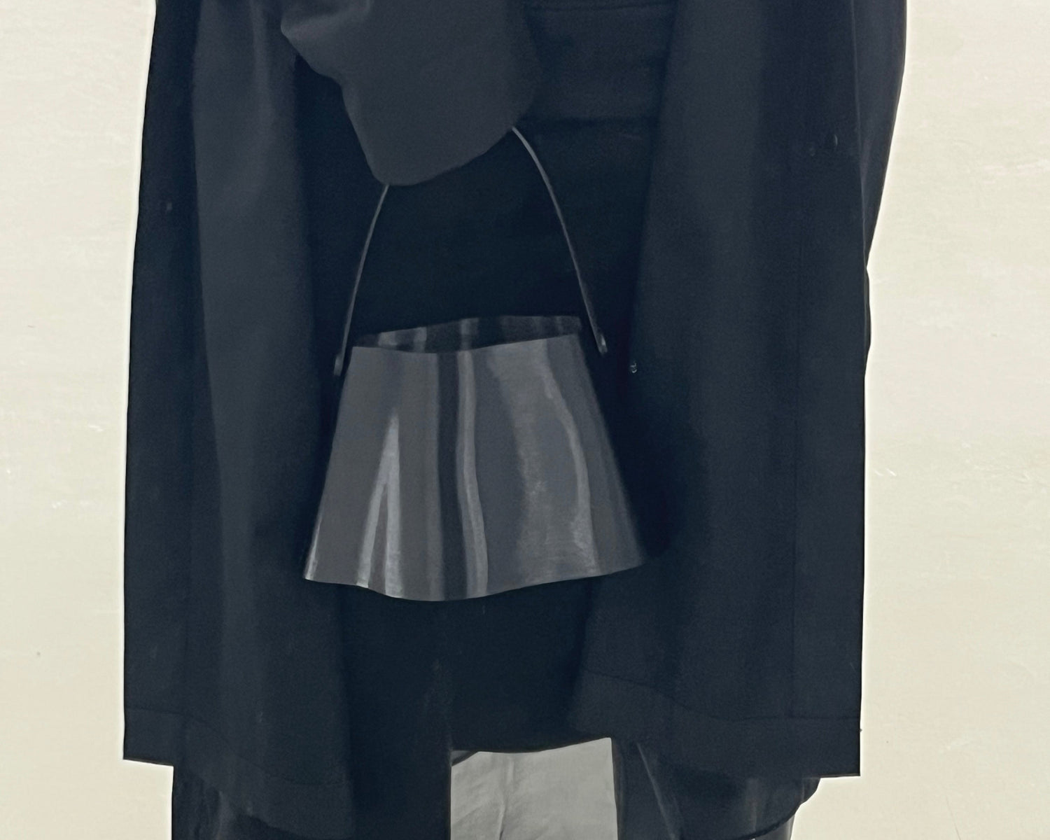 Shell Midi Bag in Charcoal, fully 3D-printed from recycled black TPU. Unique, edgy design with layered texture, combining sustainability and eco-conscious craftsmanship.