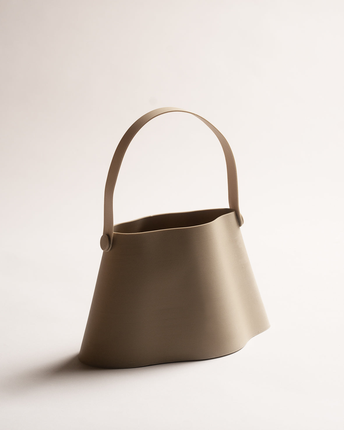 Shell Midi Bag in Oyster, fully 3D-printed from biodegradable material mixed with oyster powder. Unique layered design with a nude colour and matte finish, combining sustainability and eco-conscious craftsmanship.