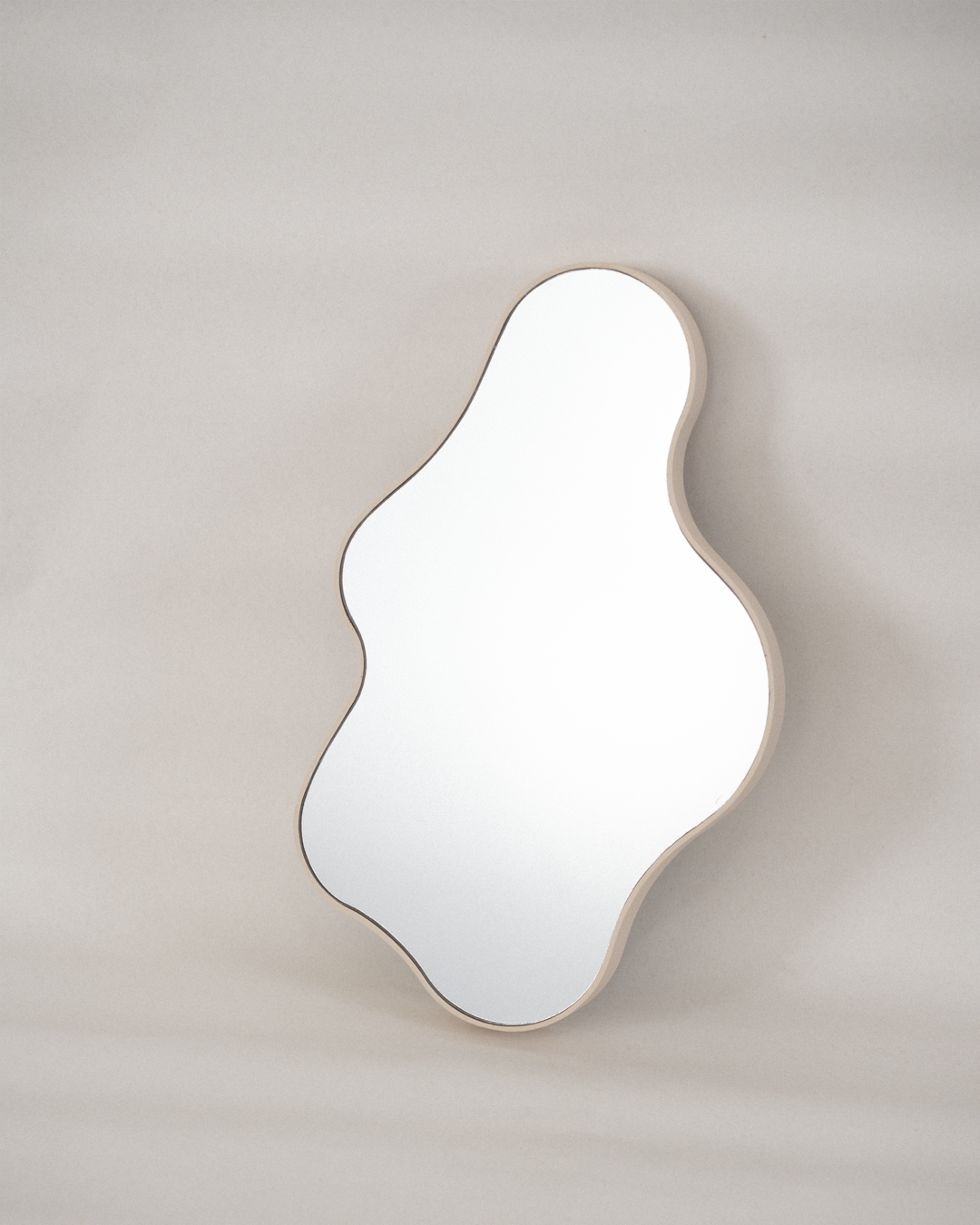 Muffin Top Mirror, inspired by the natural curves of the female body. Handcrafted from eco-friendly Jesmonite, this versatile piece functions as a mirror, tray, or sculpture. Each unique piece has its own subtle variations, reflecting sustainable craftsmanship.
